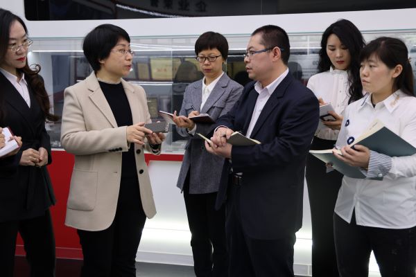 05 合影2-600.jpg 05 合影2-600.jpg